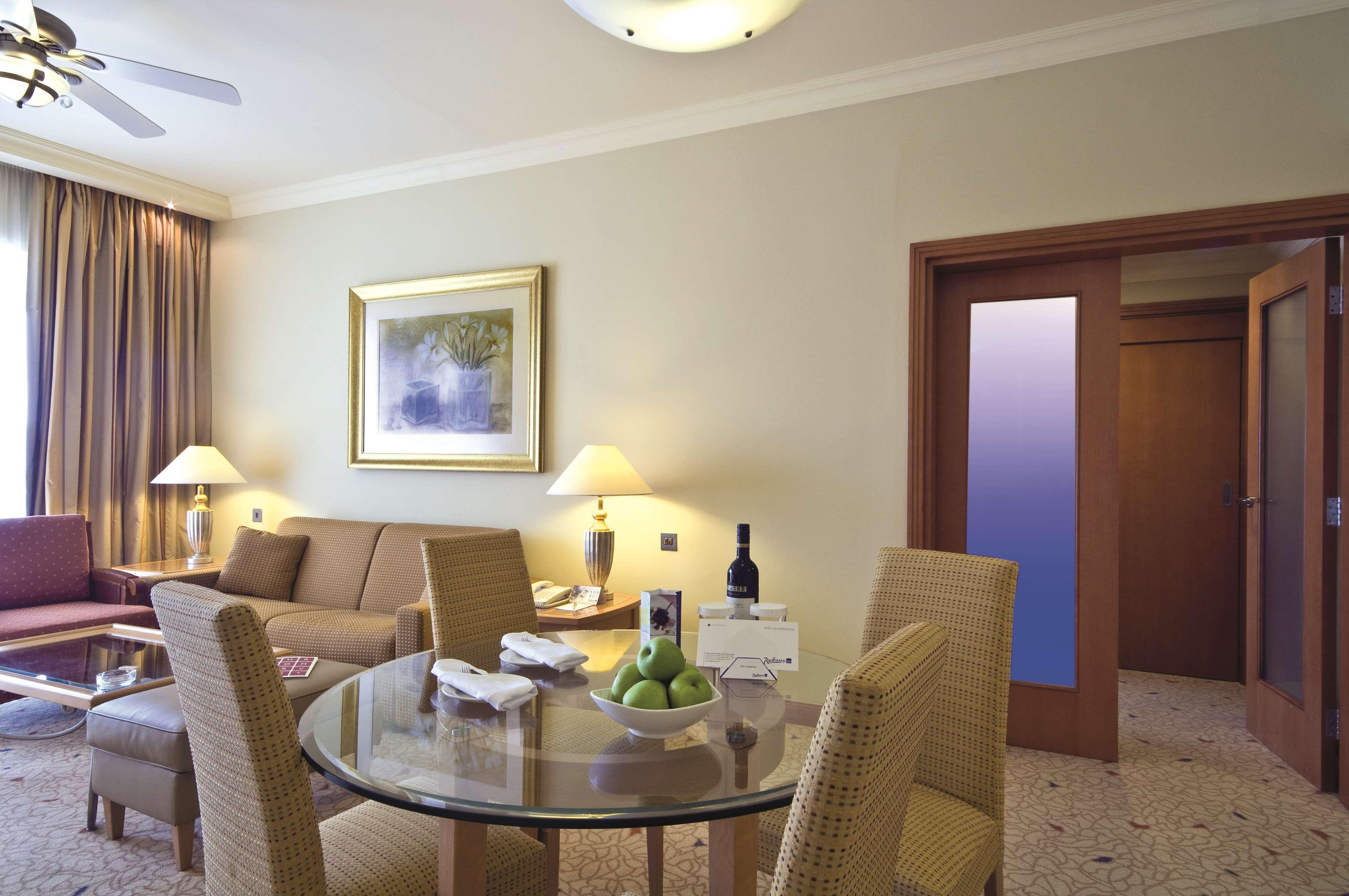 Radisson Blu Resort & Spa, Malta Golden Sands Mellieħa Esterno foto A suite at the Hilton Athens