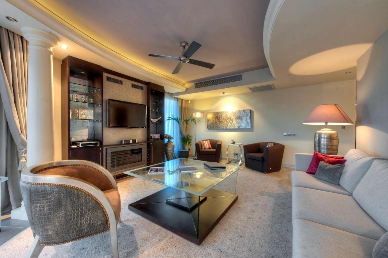 Radisson Blu Resort & Spa, Malta Golden Sands Mellieħa Esterno foto A living room in a luxury apartment