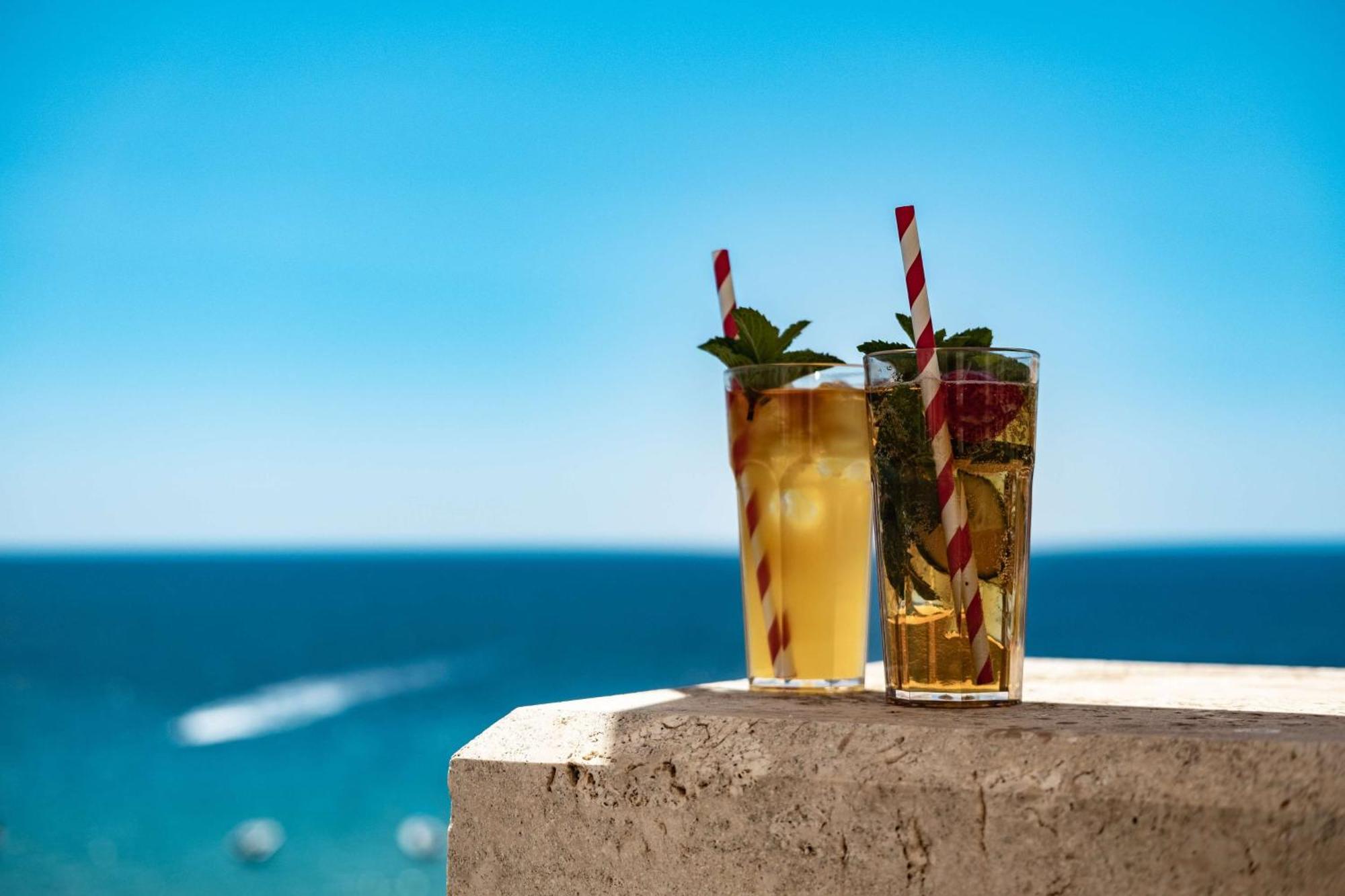 Radisson Blu Resort & Spa, Malta Golden Sands Mellieħa Esterno foto Two glasses of lemonade