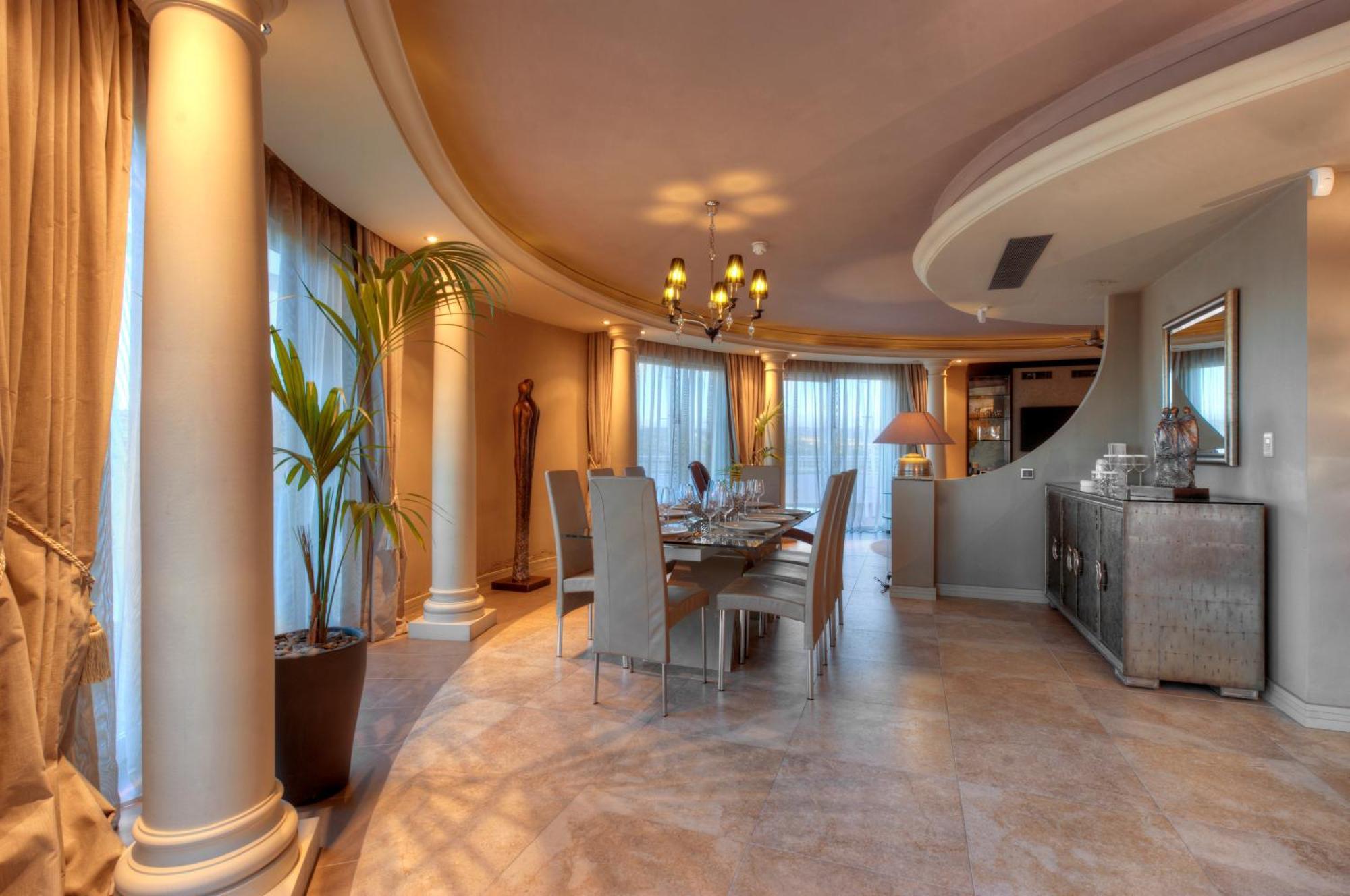 Radisson Blu Resort & Spa, Malta Golden Sands Mellieħa Camera foto The interior of a suite at the hotel