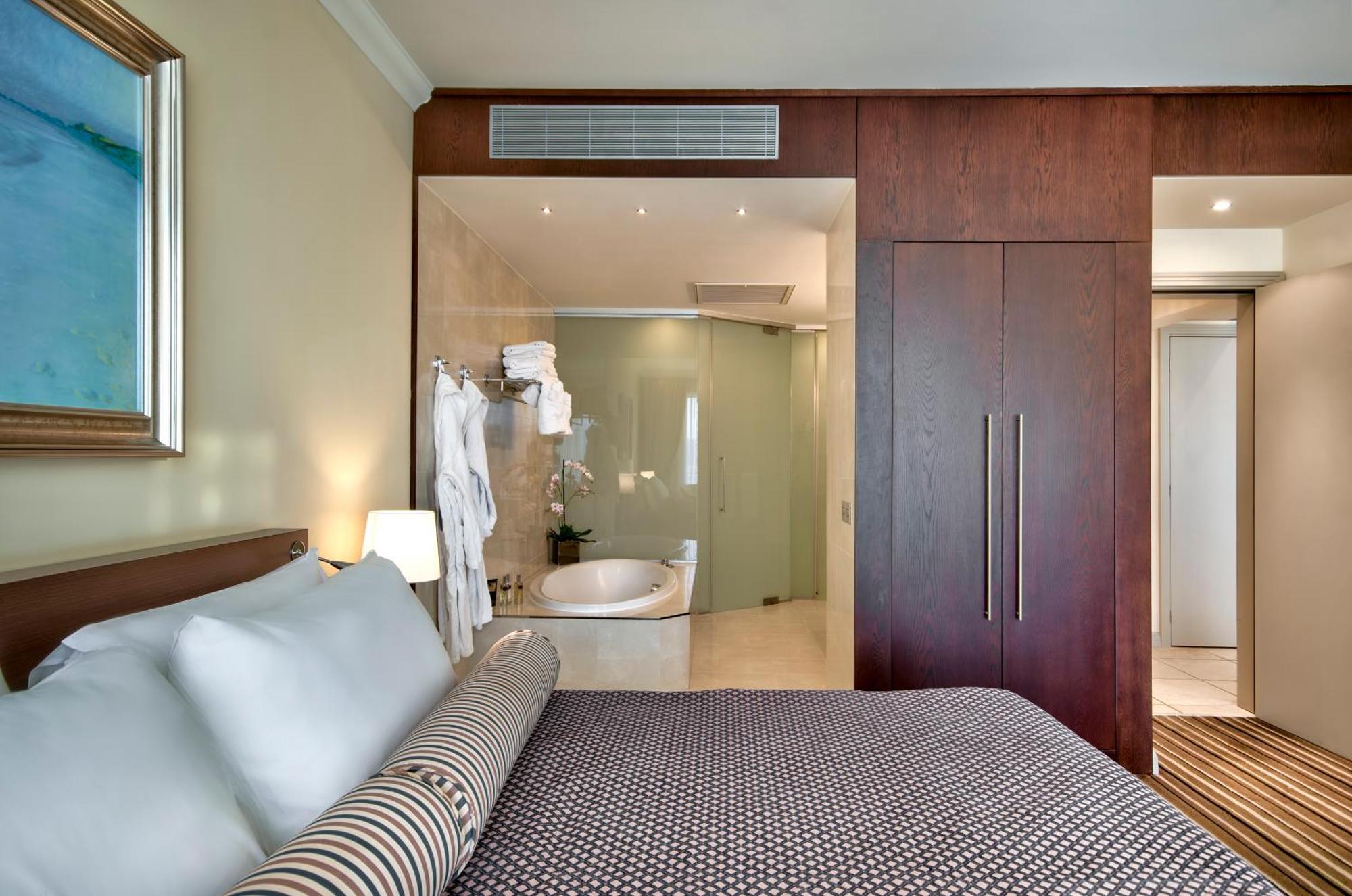 Radisson Blu Resort & Spa, Malta Golden Sands Mellieħa Camera foto A room at the Hilton London Heathrow