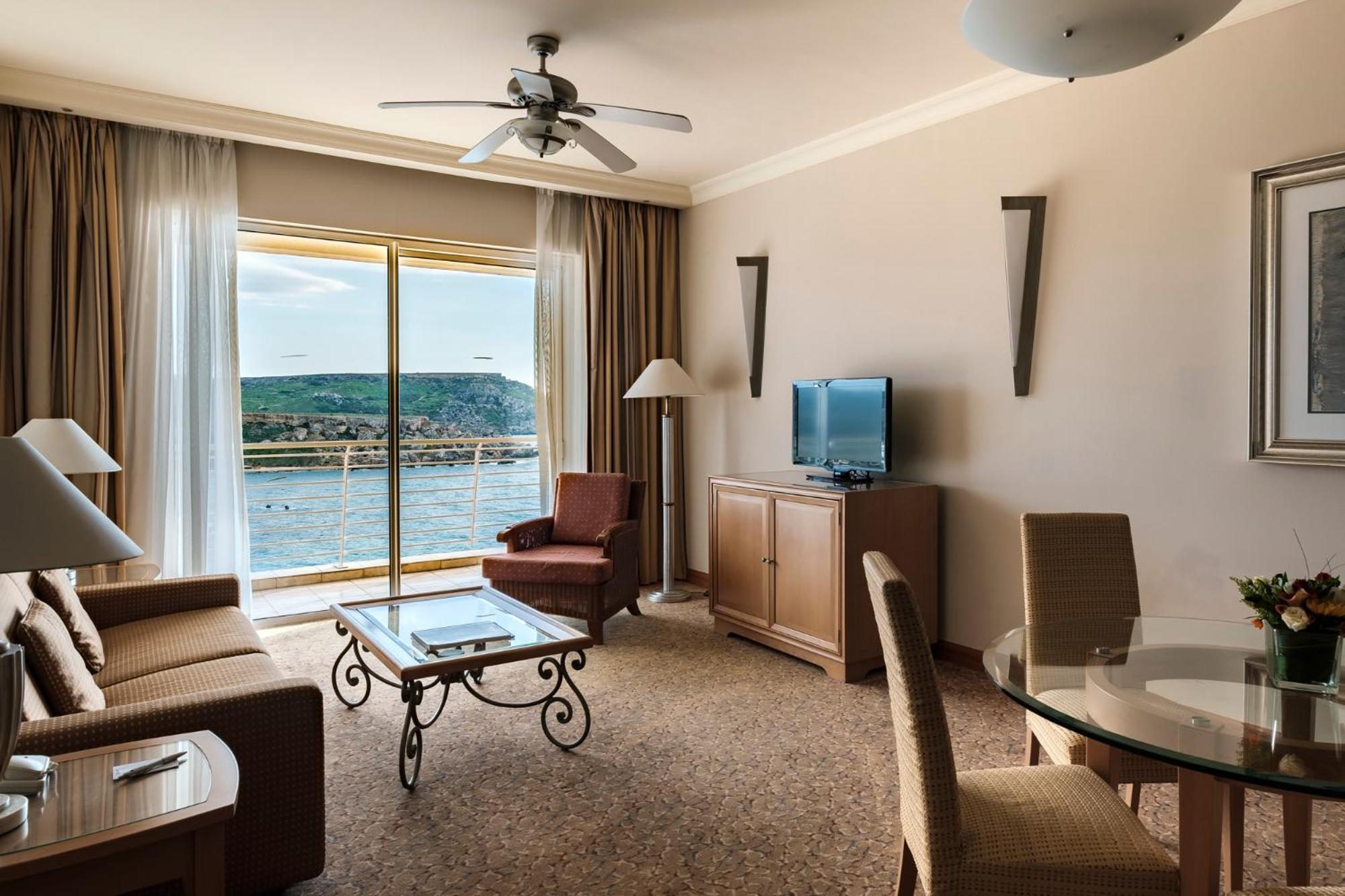 Radisson Blu Resort & Spa, Malta Golden Sands Mellieħa Esterno foto A suite at the hotel