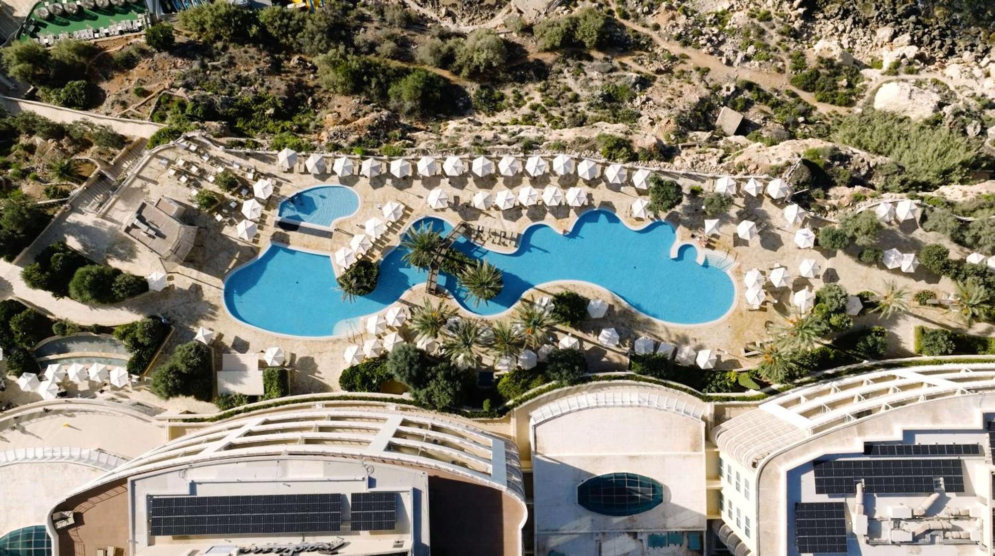 Radisson Blu Resort & Spa, Malta Golden Sands Mellieħa Esterno foto The pool at the hotel